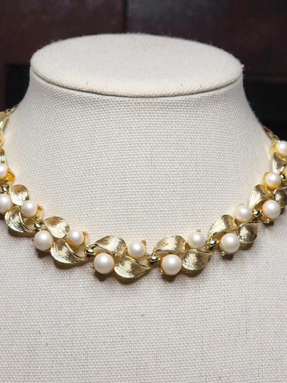 Vintage Lisner Choker Necklace - Brushed Gold Tone Metal & Faux Pearls